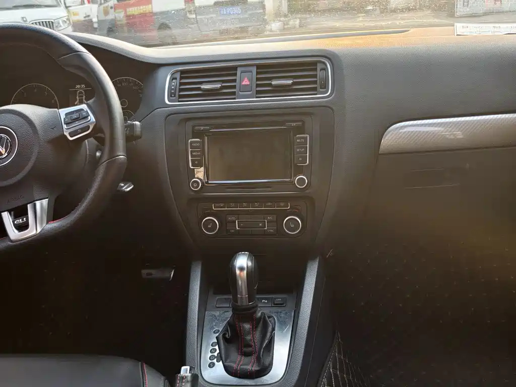 VOLKSWAGEN SAGITAR 2014