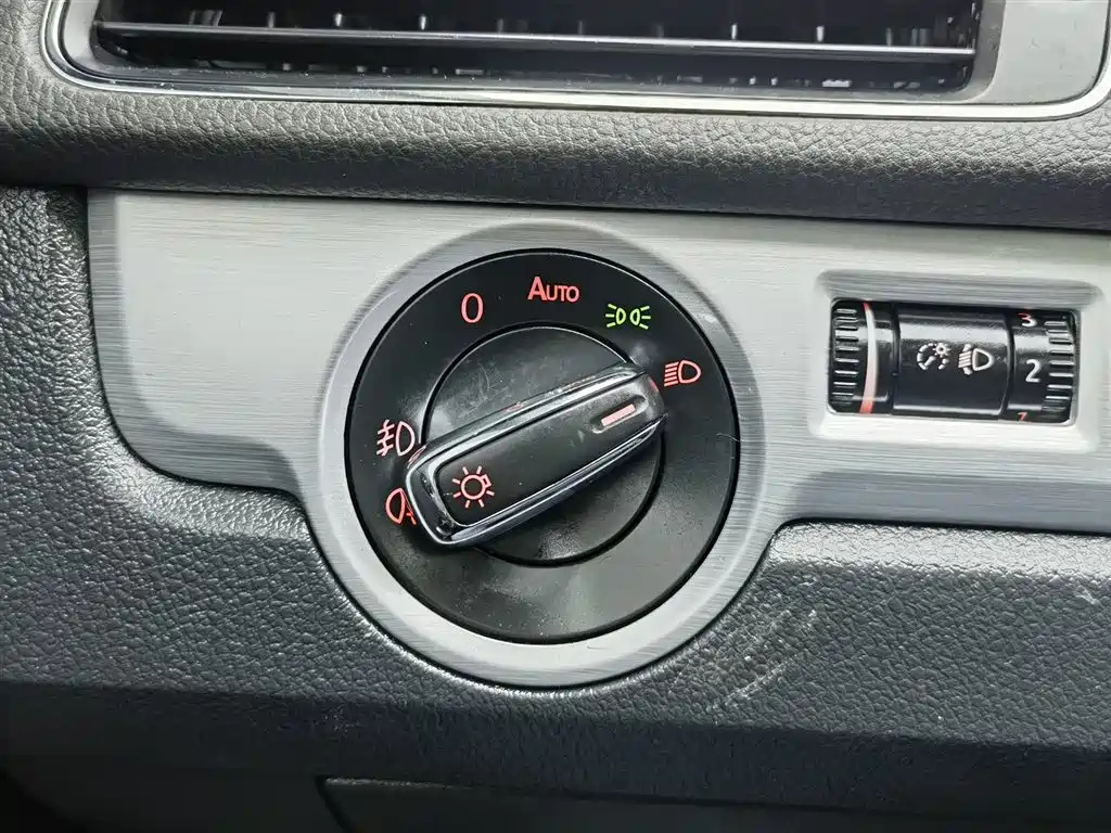 VOLKSWAGEN PASSAT 2015