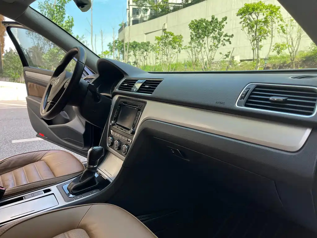 VOLKSWAGEN PASSAT 2014