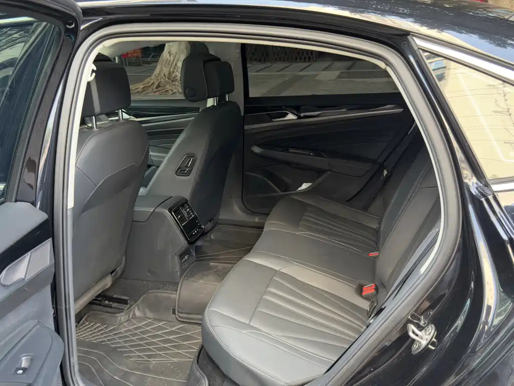 VOLKSWAGEN PASSAT 2024