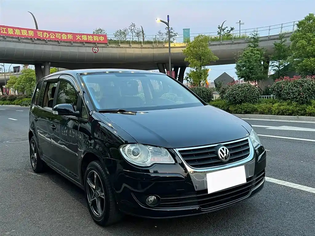 VOLKSWAGEN TOURAN 2009