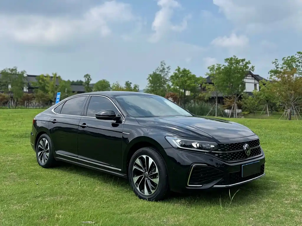 VOLKSWAGEN PASSAT 2023