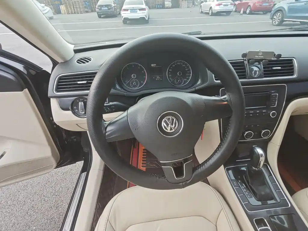 VOLKSWAGEN PASSAT 2011
