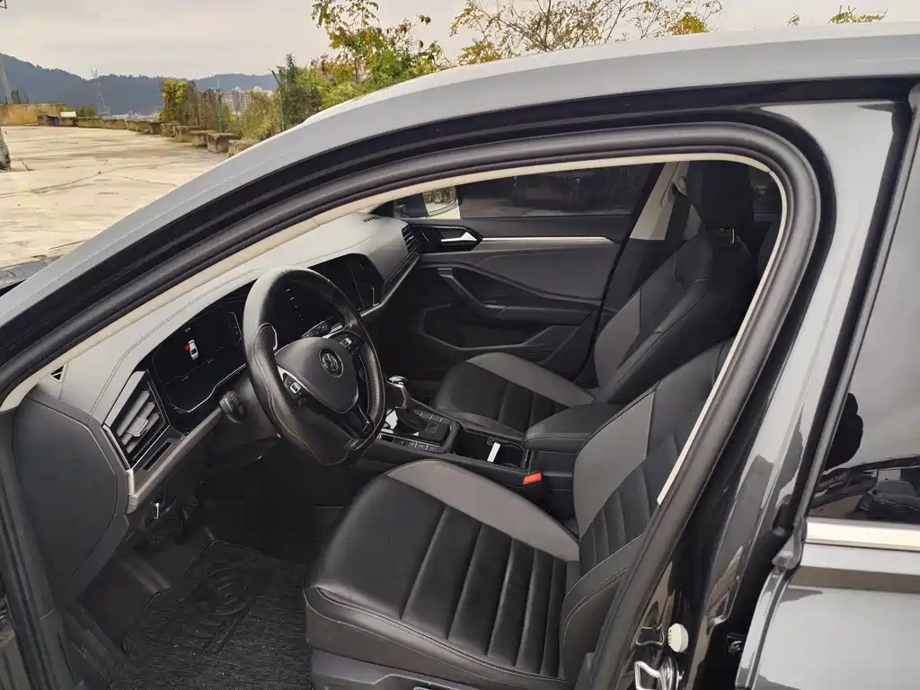 VOLKSWAGEN SAGITAR 2022