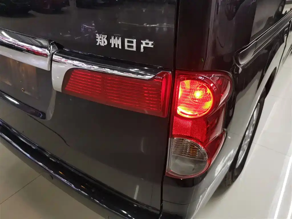 NISSAN NV200 2019