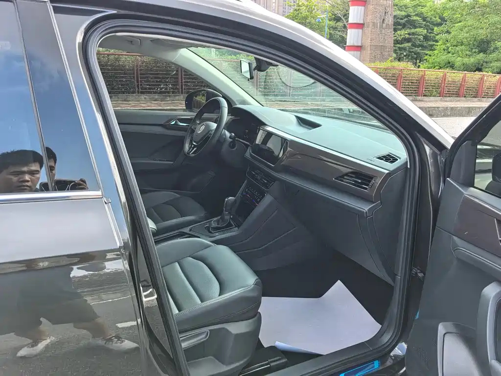 VOLKSWAGEN THARU 2022