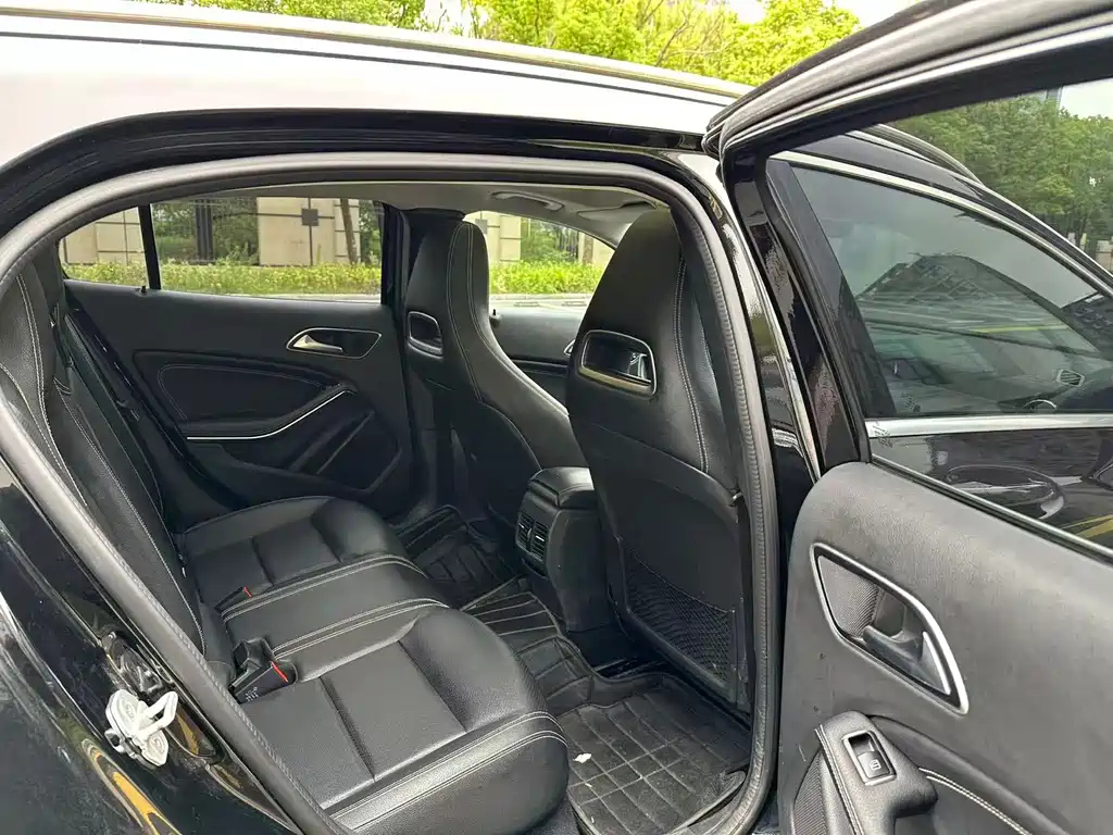 MERCEDES BENZ GLA 2015