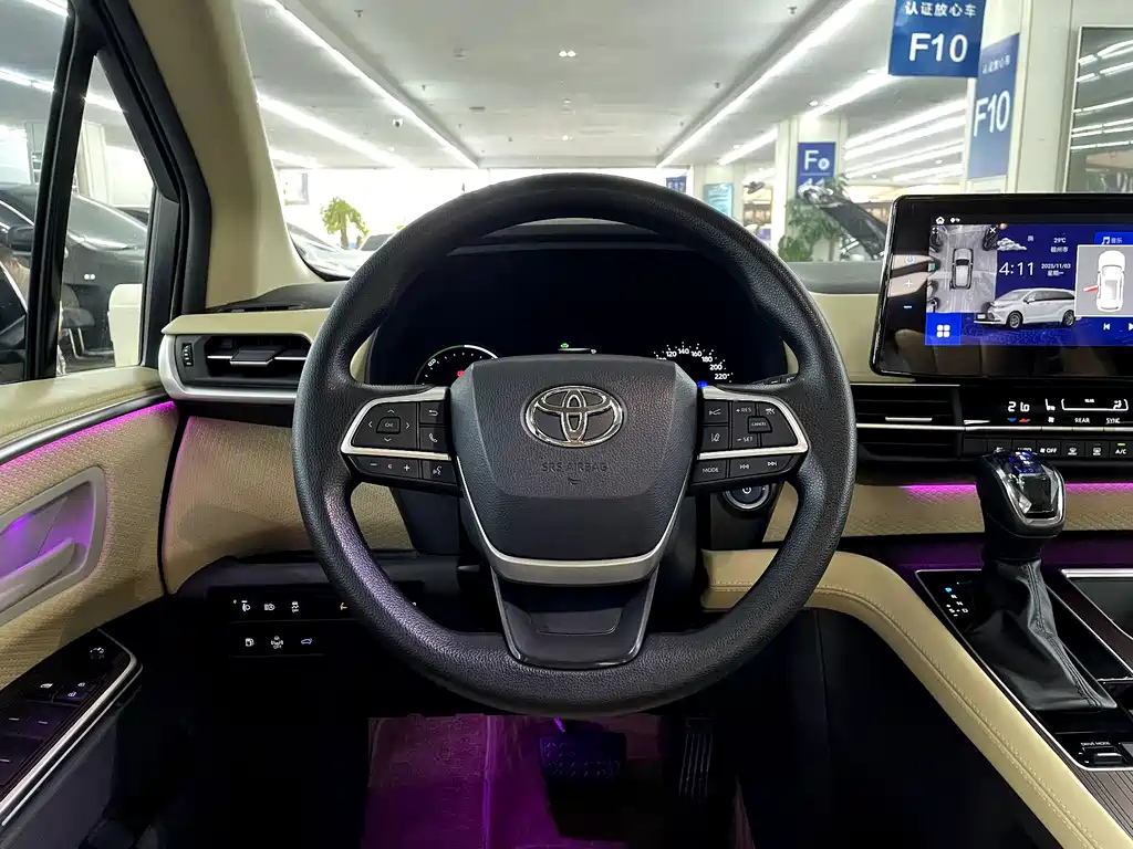 TOYOTA GRANVIA 2023