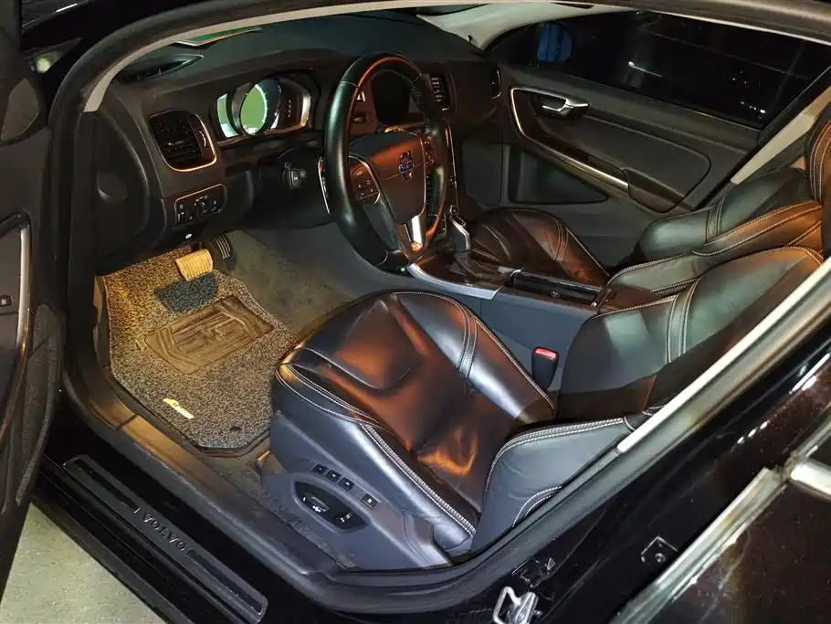VOLVO V60 2014