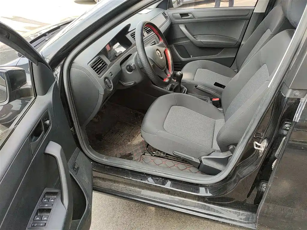 VOLKSWAGEN SANTANA 2019