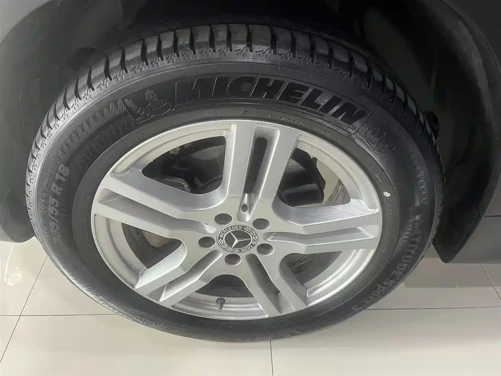 MERCEDES BENZ GLB 2025