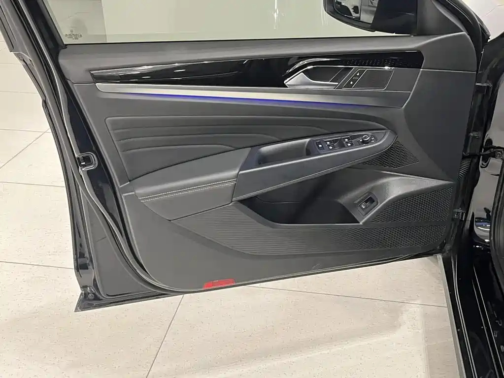 VOLKSWAGEN PASSAT 2024