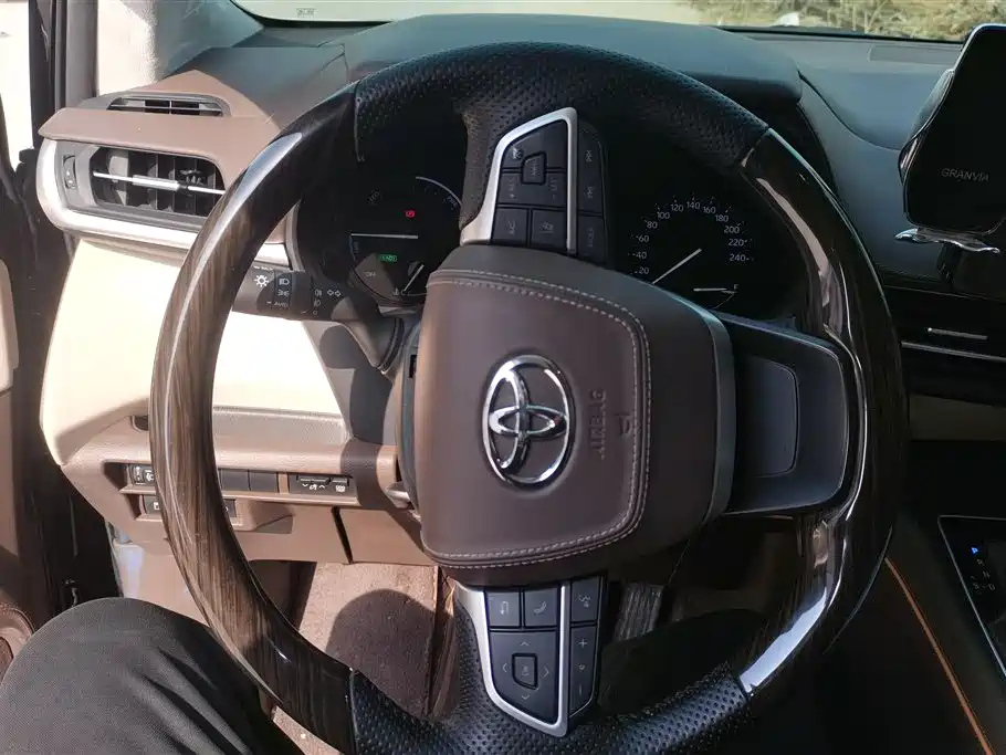 TOYOTA GRANVIA 2023