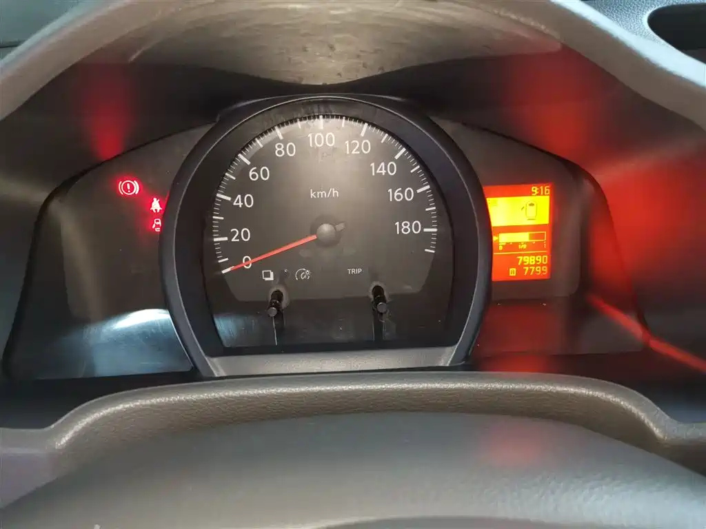 NISSAN NV200 2019
