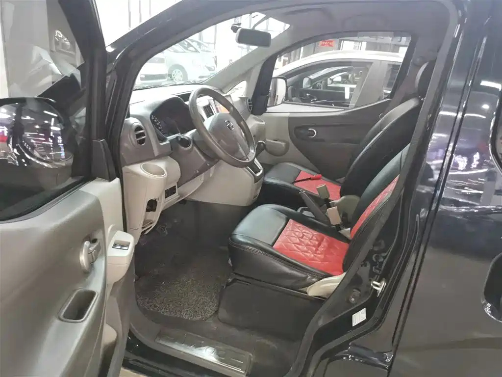 NISSAN NV200 2019