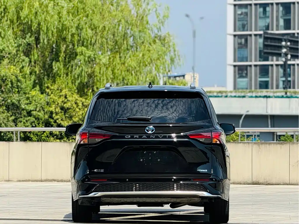 TOYOTA GRANVIA 2023