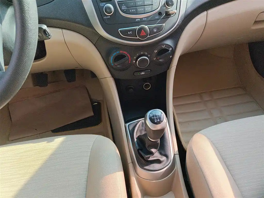 HYUNDAI SOLARIS 2016