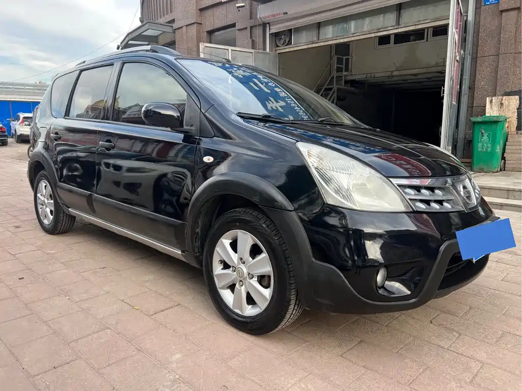 NISSAN LIVINA 2010