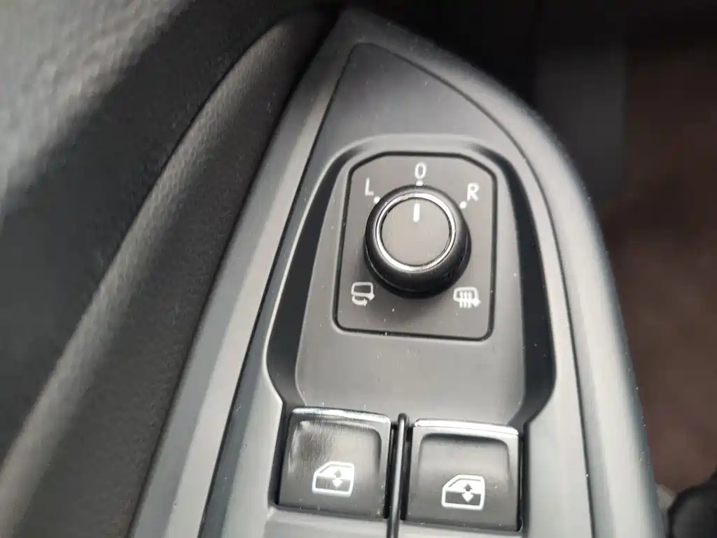 VOLKSWAGEN PASSAT 2023