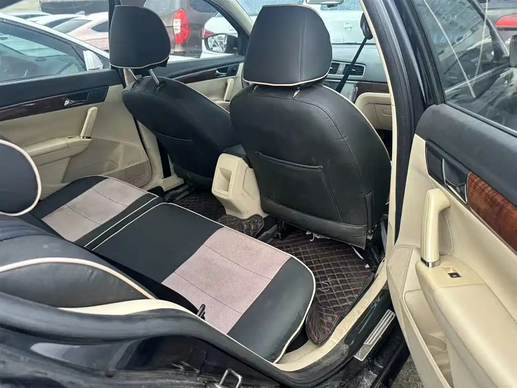 VOLKSWAGEN LAVIDA 2013