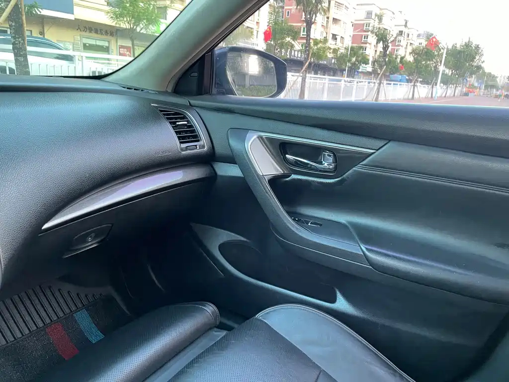 NISSAN TEANA 2015