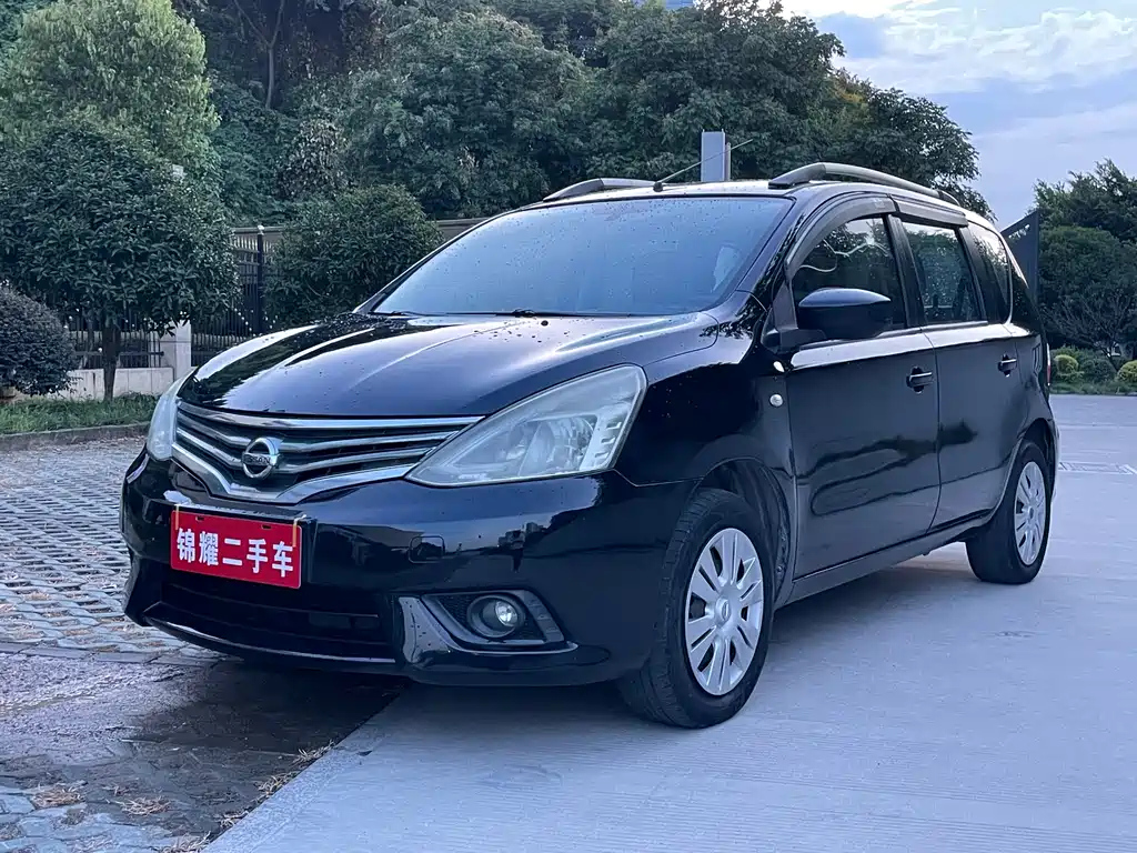 NISSAN LIVINA 2013