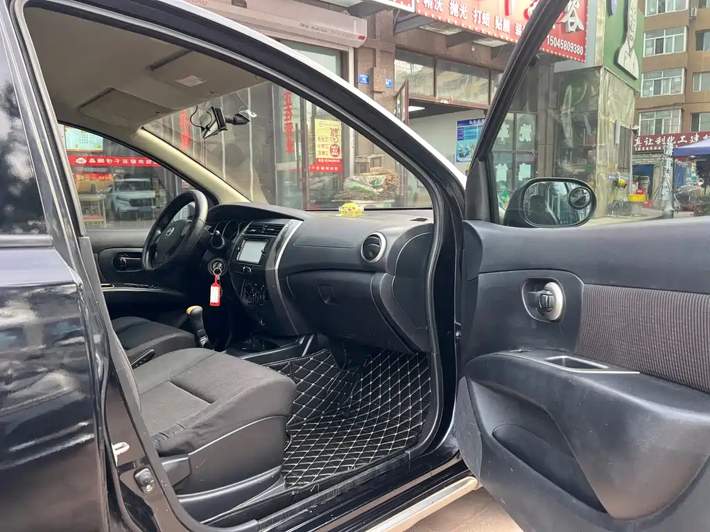 NISSAN LIVINA 2010