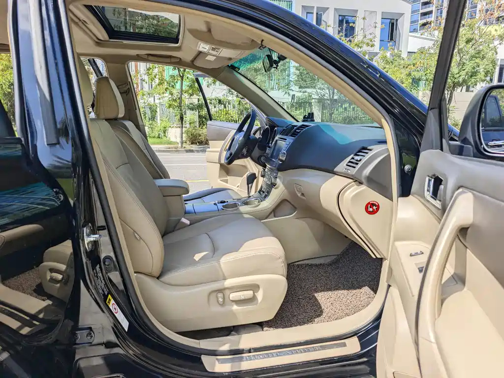 TOYOTA HIGHLANDER 2011