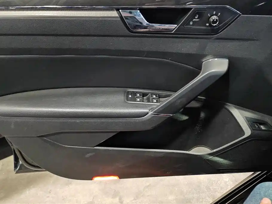 VOLKSWAGEN PASSAT 2017