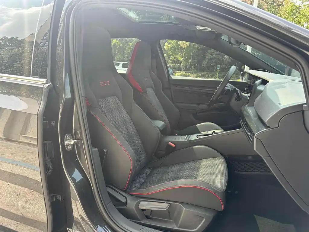VOLKSWAGEN GOLF GTI 2021