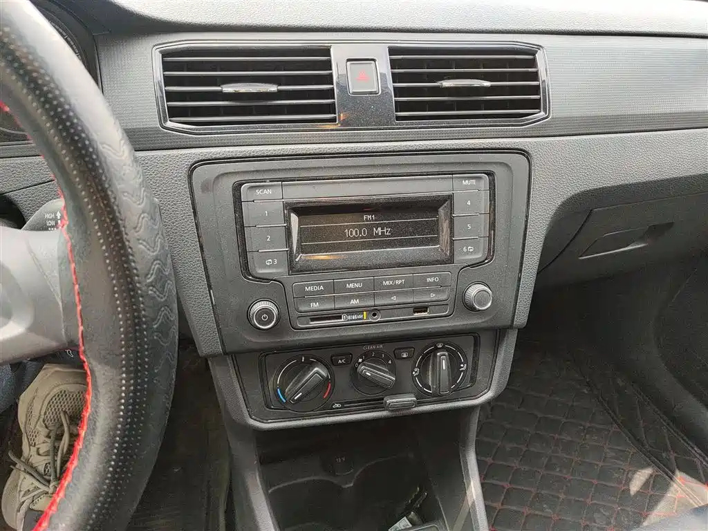 VOLKSWAGEN SANTANA 2019