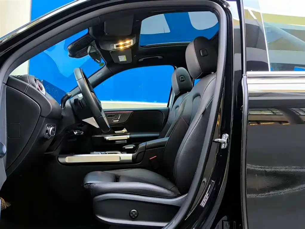 MERCEDES BENZ GLB 2023