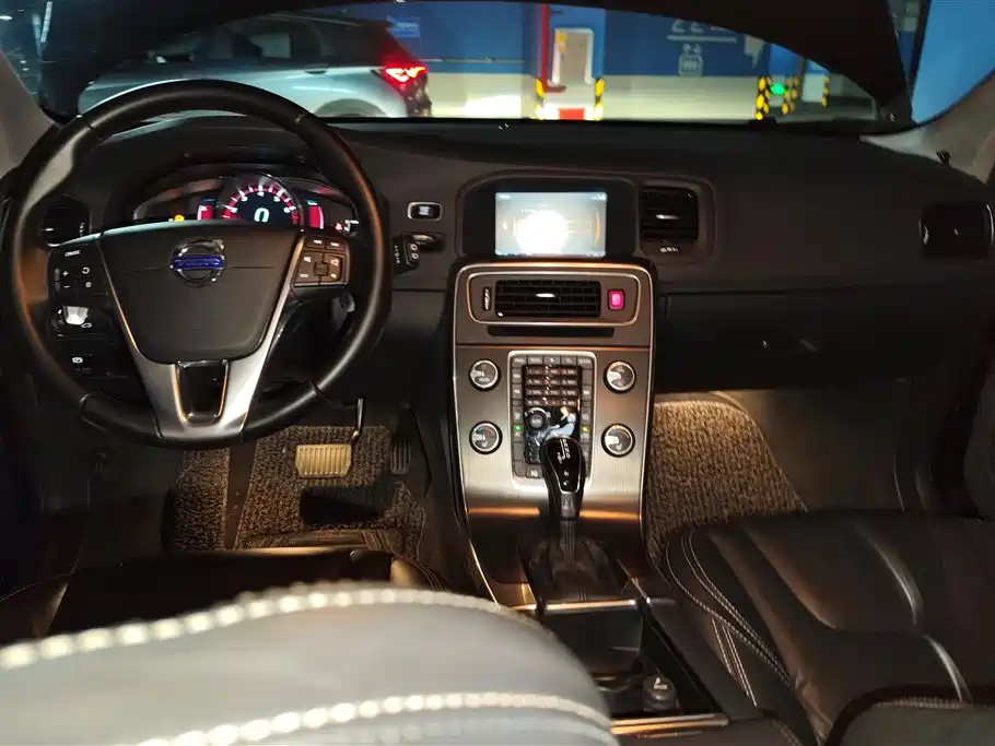 VOLVO V60 2014