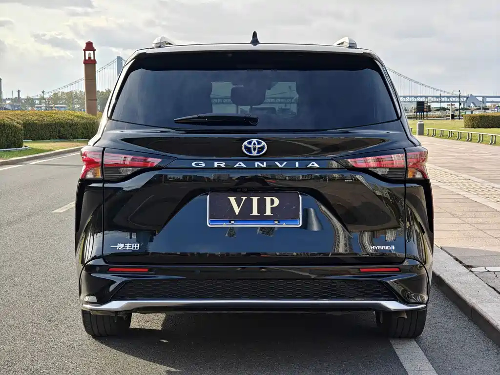 TOYOTA GRANVIA 2024