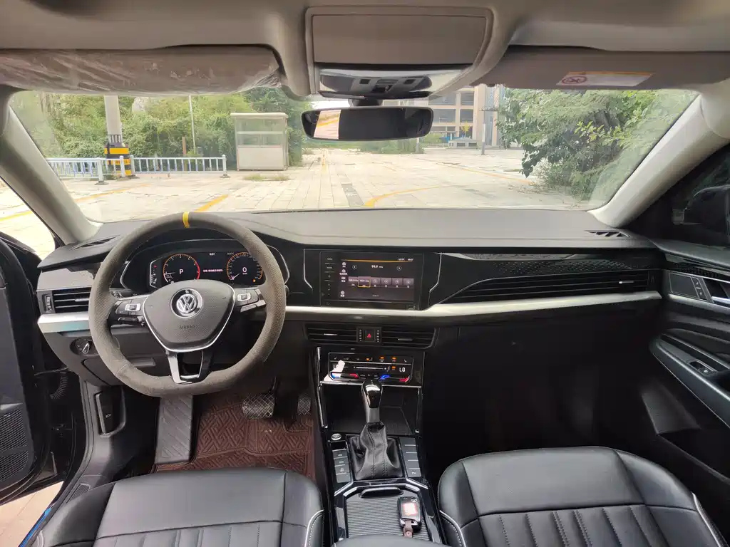 VOLKSWAGEN PASSAT 2023