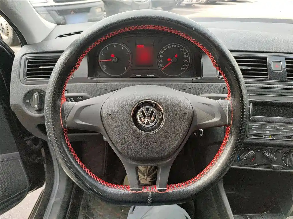 VOLKSWAGEN SANTANA 2019