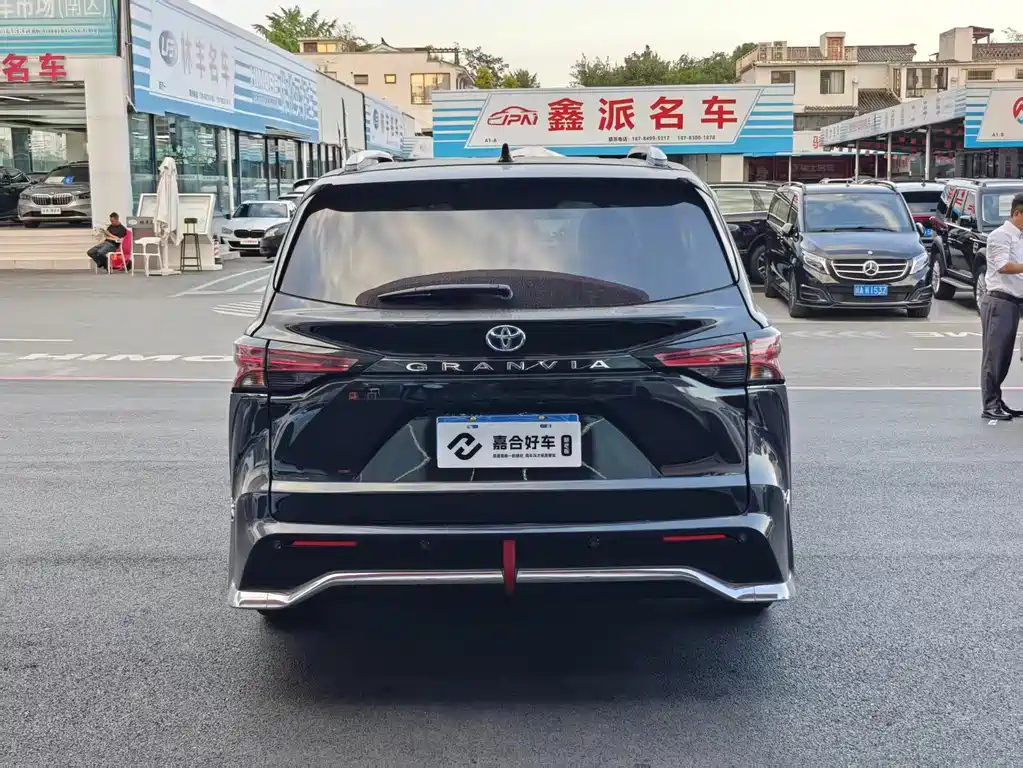 TOYOTA GRANVIA 2024