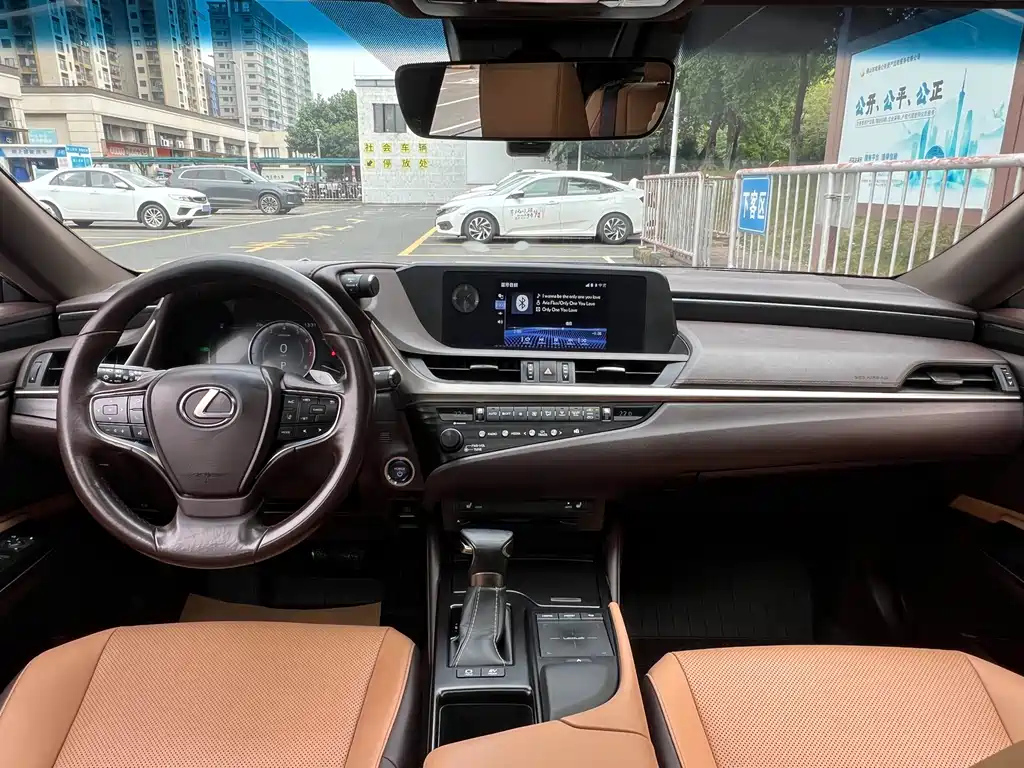 LEXUS ES 2019