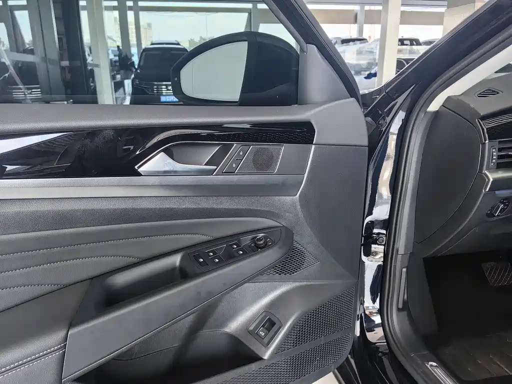 VOLKSWAGEN PASSAT 2024