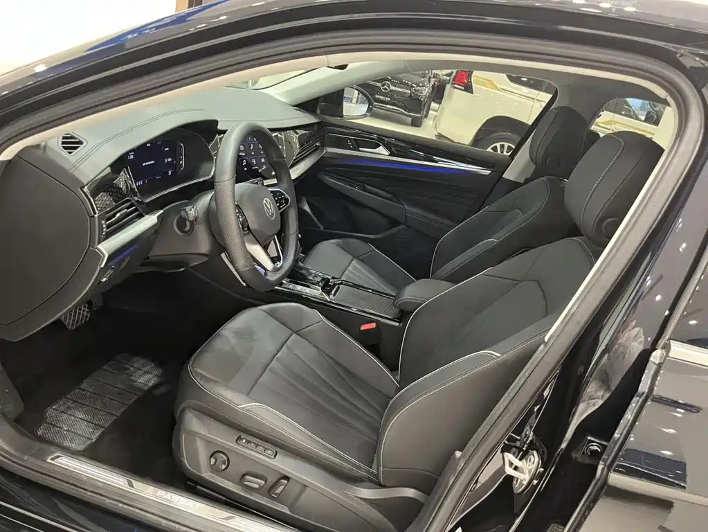 VOLKSWAGEN PASSAT 2024