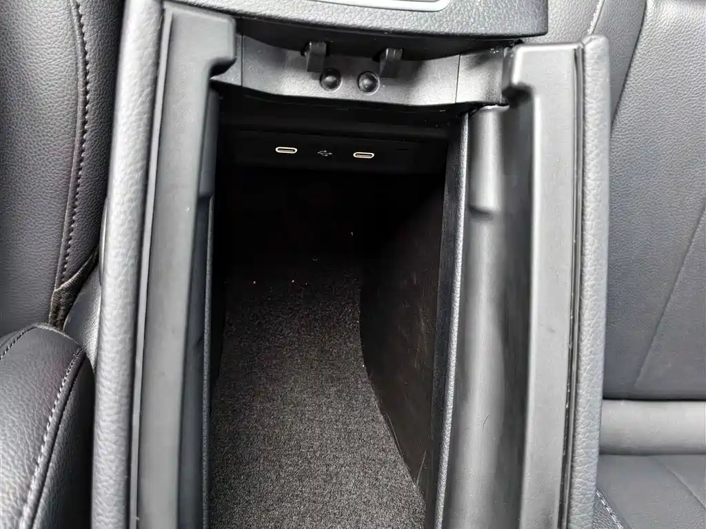 MERCEDES BENZ GLB 2023