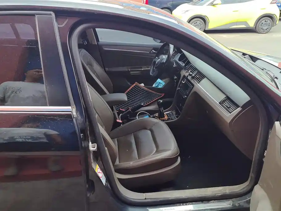 VOLKSWAGEN BORA 2013