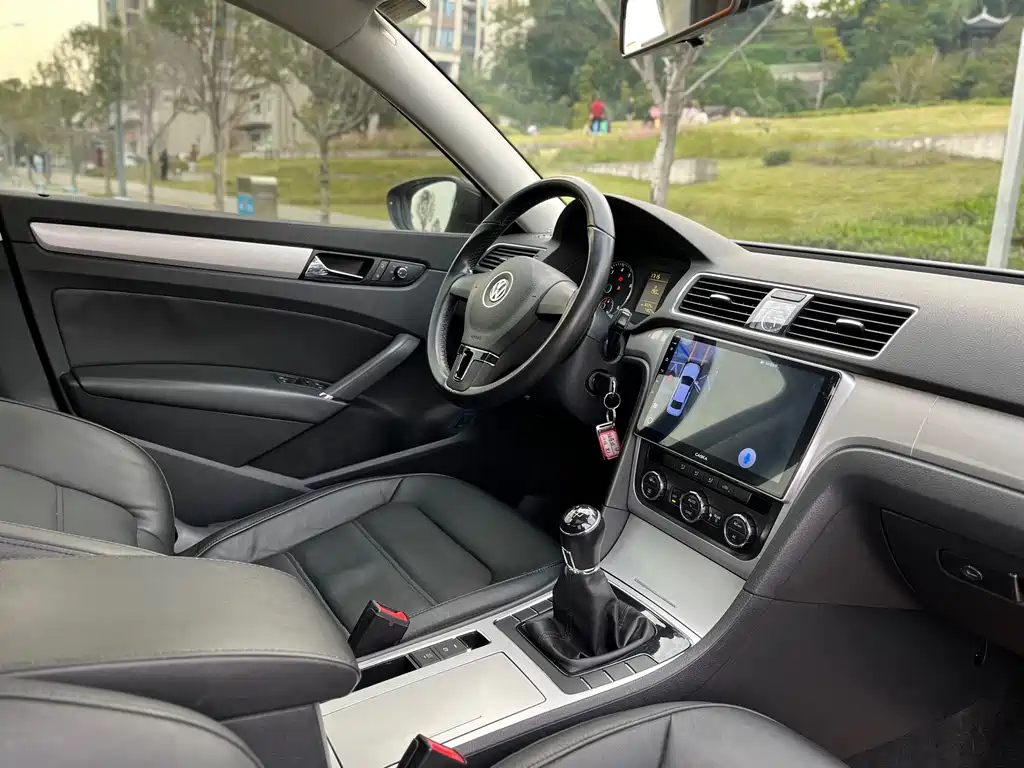 VOLKSWAGEN PASSAT 2012