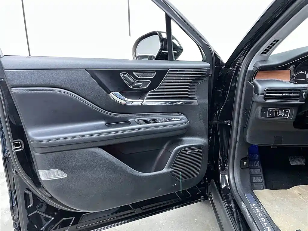 LINCOLN ADVENTURER 2020