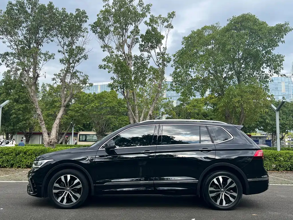 VOLKSWAGEN TIGUAN L 2021