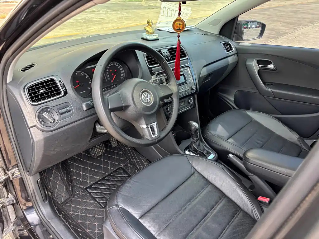 VOLKSWAGEN POLO 2013
