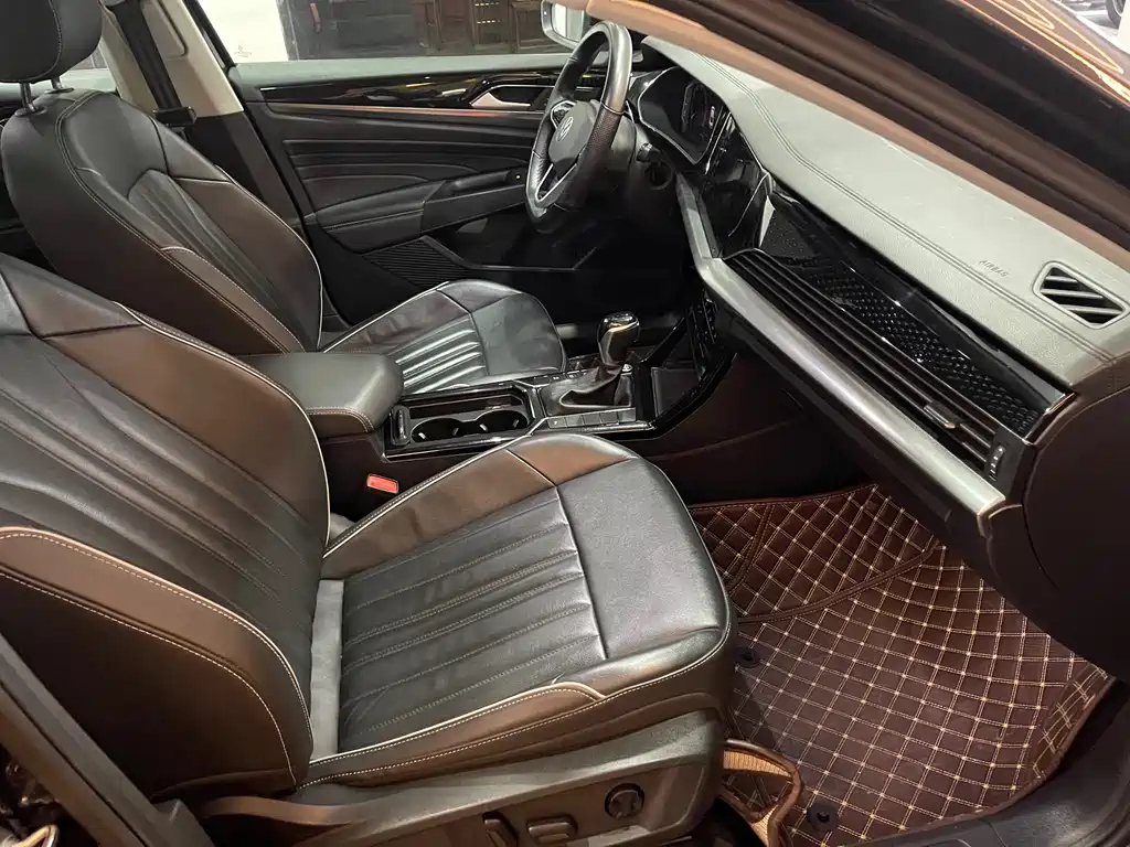 VOLKSWAGEN PASSAT 2024