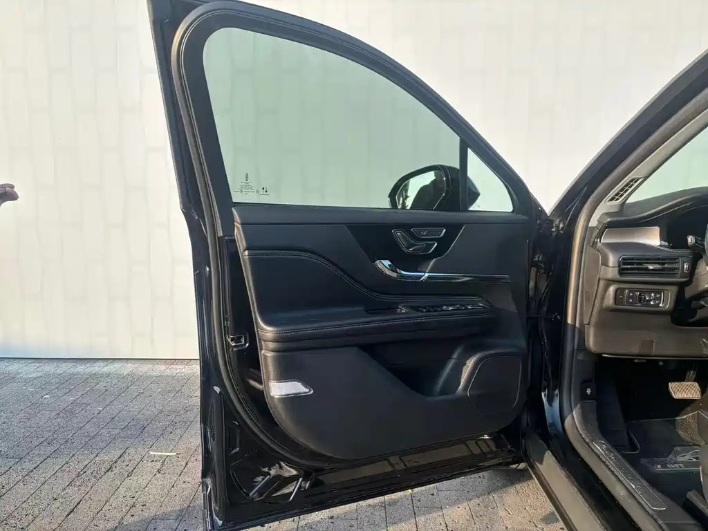 LINCOLN ADVENTURER 2022