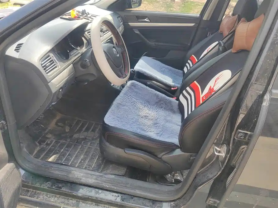 VOLKSWAGEN LAVIDA 2015