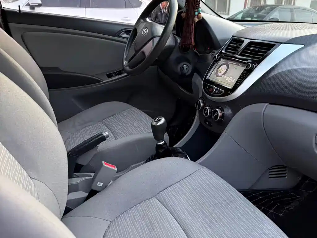 HYUNDAI SOLARIS 2015